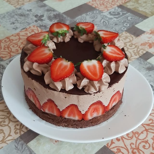 Čokoladno jagodna mousse torta