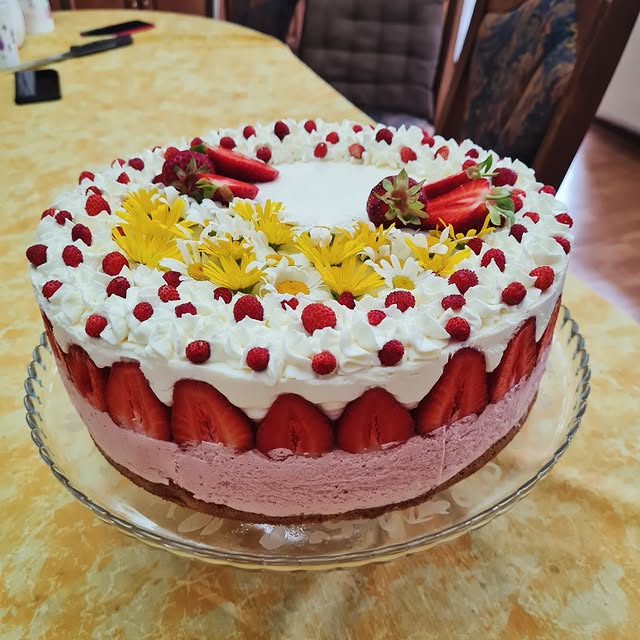 Jagodna torta z marjeticami
